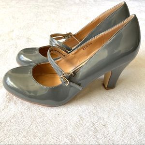 *NWOT* JG Round Toe Strap Heels